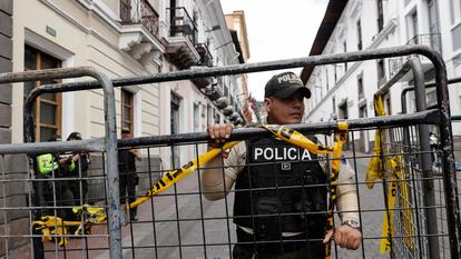 Un policier se tient près d’une barricade alors que les rues autour du Palais présidentiel Carondelet sont fermées, à Quito, Équateur, le 6 août 2026.