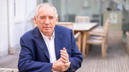 L’ancien premier ministre François Bayrou, au siège du MoDem, à Paris, jeudi 6 août 2026.