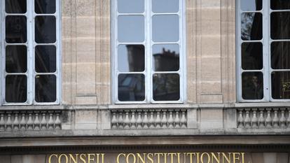 Aussitôt après le vote du texte sur « l’aide au droit à mourir », le 15 juillet à l’Assemblée, cinq saisines et plusieurs recours ont été adressés au Conseil constitutionnel présidé par Richard Ferrand.