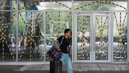 Près de 1400 vols à destination et au départ des deux principaux aéroports de passagers de Shanghai ont été annulés dimanche, a rapporté la télévision d’État CCTV.