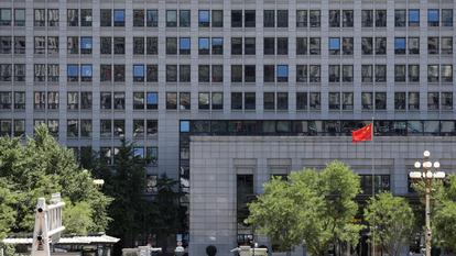 Un drapeau chinois flotte devant le bâtiment du ministère chinois du Commerce à Pékin, en Chine, le 4 juin 2025.