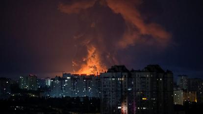 La fumée s’élève lors d’une frappe de missile russe, à Kiev, le 5 août 2026.