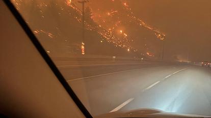 L’incendie de forêt de Bald Range qui fait rage le long de l’autoroute 97, près de Summerland, en Colombie-Britannique (Canada), le 8 août 2026.