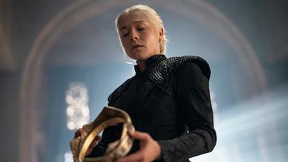 Rhaenyra embrasse la couronne et son virage despotique dans le dernier épisode de la troisième saison de House of the Dragon.