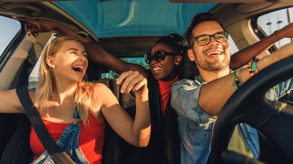Longtemps cantonnées aux États-Unis, les colonies de vacances pour adultes commencent à s’implanter en France.