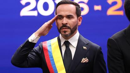 Abelardo De La Espriella salue après avoir prêté serment en tant que nouveau président du pays lors d’une cérémonie d’inauguration, à Cali, Colombie, le 7 août 2026.