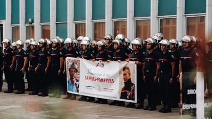 Les sapeurs-pompiers de la Gironde ont rendu hommage à leurs camarades morts au champ d’honneur, le 31 juillet, alors qu’ils luttaient toujours contre le mégafeu de Saumos.