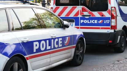 Les policiers constatant une transaction ressemblant à un échange de stupéfiants entre un automobiliste et le conducteur du deux-roues, ont tenté de procéder au contrôle routier quand le scooter a redémarré brusquement.