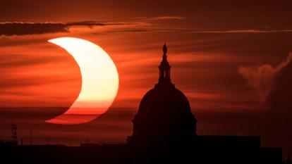 Une éclipse partielle de Soleil, le 10 juin 2021 à Washington (États-Unis).