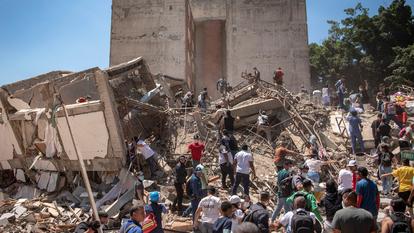 Les résidents fouillent les décombres d’un bâtiment effondré après un tremblement de terre, à Cali, le 10 août 2026.