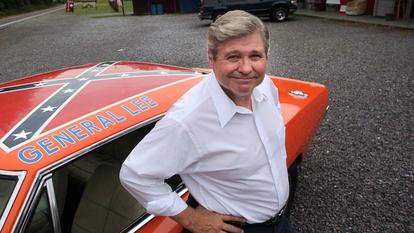 Ben Jones devant le Cooters Garage à Sperryville, dans l’État de Virginie, aux États-Unis, le 25 septembre 2002.