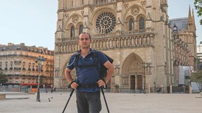 Amaury Coutansais, journaliste, marche de Paris à Rome. Devant la cathédrale Notre-Dame de Paris.