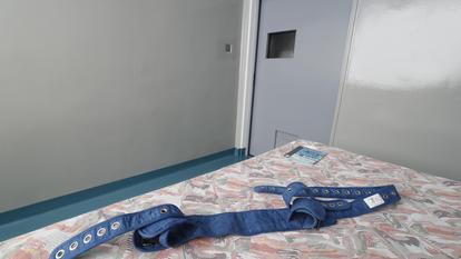 Une chambre inoccupée de l’infirmerie psychiatrique de la préfecture de police à Paris, un hôpital psychiatrique parisien qui accueille les personnes qui représentent un danger imminent pour la sûreté des personnes.