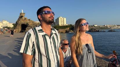 Cécile et son compagnon Daniel, en vacances sur la côte basque, sont venus observer l’éclipse depuis le Rocher de la Vierge à Biarritz.
