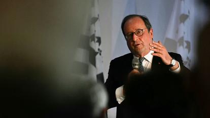 L’ancien président François Hollande lors d’une rencontre réunissant diverses personnalités de gauche, à Liffré, en Bretagne, le 25 avril 2026.