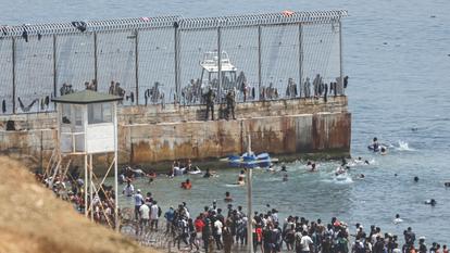 Des migrants marocains arrivant dans l’enclave espagnole de Ceuta.