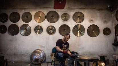 Un ouvrier martelant une cymbale selon des gestes hérités par l’orfèvre Avedis Zildjian au XVIIe siècle, dans un atelier d’Istanbul en juillet 2026.