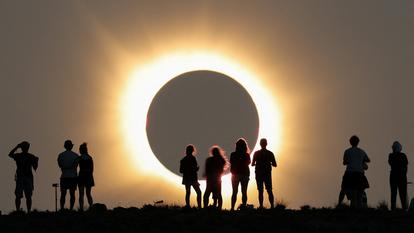 La lune couvre complètement le soleil pendant une éclipse solaire totale vue depuis l’Observatoire Astrophysique de Javalambre à Arcos de las Salinas, près de Teruel, Espagne, le 12 août 2026.