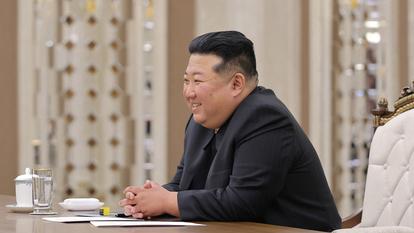 Le leader nord-coréen Kim Jong-un tient une réunion avec le président de la Conférence consultative politique du peuple chinois, Wang Huning, à Pyongyang, le 16 juillet 2026 dans cette image publiée le 17 juillet 2026 par l’agence de presse nord-coréenne KCNA.