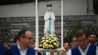 Procession du 15 août à Lourdes. (Photo by Valentine CHAPUIS / AFP)