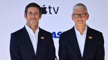 Tim Cook (à droite) et John Ternus, futur directeur général d’Apple.