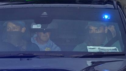 Daniel Kinahan (au fond, à droite) quitte le palais de justice de Dublin suite à son extradition depuis Dubaï, le 9 août 2026.