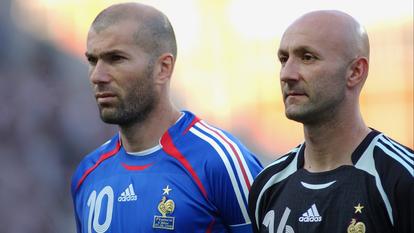 Zinédine Zidane et Fabien Barthez sous le maillot bleu lors du match amical France-Chine, le 7 juin 2006.
