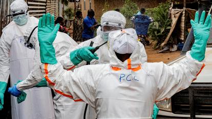 Des membres de l’équipe de la Protection civile en train d’être désinfectés dans la province d’Ituri, en République démocratique du Congo, le 11 août 2026.
