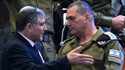 Le chef du Shin Bet, le général de division David Zini (à gauche), s’entretient avec le chef de l’armée israélienne, le général de corps d’armée Eyal Zamir, alors qu’ils attendent le discours du président américain Donald Trump à la Knesset, le parlement israélien, à Jérusalem, le 13 octobre 2025.