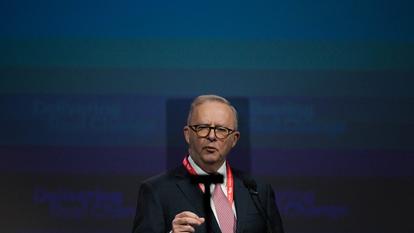 Le premier ministre australien Anthony Albanese prononce son discours d’ouverture lors de la conférence nationale du Parti travailliste (ALP) de 2026 à Adélaïde, le 23 juillet 2026.
