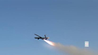 Un drone largue des munitions lors d’une attaque houthie contre la ville portuaire de Mocha, sur la mer Rouge, au Yémen, le 9 août 2026