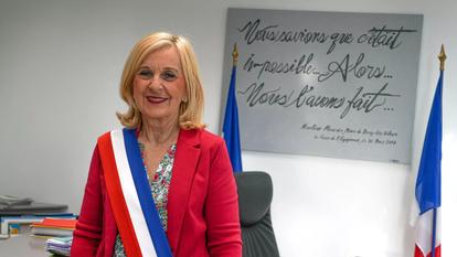 Marlène Mourier (DVD), maire de Bourg-lès-Valence, dit connaître la conjointe, dans une situation sociale précaire.