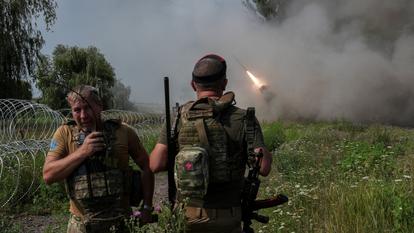 Les soldats ukrainiens tirent un système de lancement multiple de roquettes BM-21 Grad en direction des troupes russes, près de Kramatorsk, le 4 août 2026.