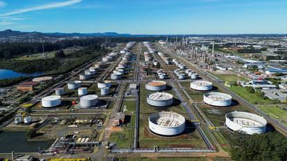 Une vue de drone montre des réservoirs de stockage et des unités de traitement à la raffinerie Alberto Pasqualini de Petrobras à Canoas, le 15 juillet 2026.