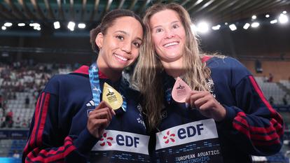 Mary-Ambre Moluh en or, avec Pauline Mahieu en bronze.
