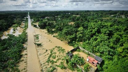 Image d’illustration. Vue aérienne d’une route inondée à Barlovento, dans l’État de Miranda, à 150 kilomètres au nord-est de Caracas, le 2 décembre 2010.