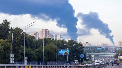 De la fumée s’élève après des attaques de drones ukrainiens, selon les autorités locales, à Podolsk, dans la région de Moscou, Russie, le 20 juillet 2026.