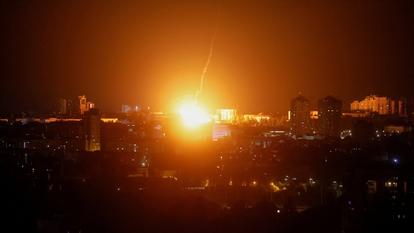 Une explosion illumine le ciel au-dessus de Kiev, Ukraine, le 19 juillet 2026.