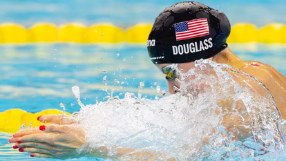 Kate Douglass battant le record du monde de sa compatriote Gretchen Walsh.