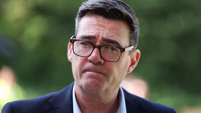 Le premier ministre britannique Andy Burnham lors d'une visite à Bath, au Royaume-Uni, le 22 juillet 2026.