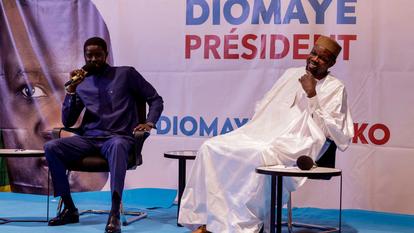 Le président sénégalais Bassirou Diomaye Faye (à gauche) et le premier ministre Ousmane Sonko (à droite) lors d’une conférence de presse, à Dakar, le 15 mars 2024.