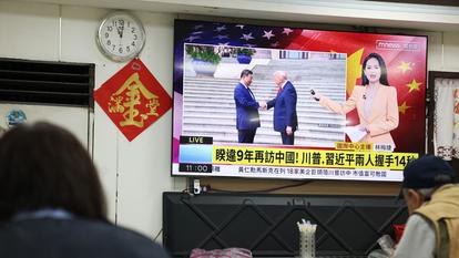 Une chaîne de télévision taïwanaise couvre la rencontre entre Donald Trump et le président chinois Xi Jinping, le 14 mai 2026.