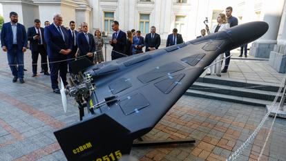 Le ministre ukrainien des Affaires étrangères Andrii Sybiha et son homologue azéri Jeyhun Bayramov regardent un drone kamikaze russe Geran-2 devant le siège du ministère, alors que la Russie attaque l’Ukraine, à Kyiv, Ukraine, le 6 août 2026.