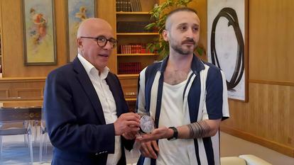 Le maire de Nice Éric Ciotti a remis la médaille de la ville à Youri Lebedev ce lundi à l’hôtel de ville.