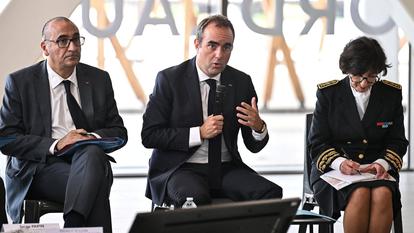 Sébastien Lecornu, avec le ministre de l’Intérieur, Laurent Nuñez, et la préfète de Gironde, Sophie Brocas, lors de la table ronde organisée à Mérignac avec les élus et les acteurs locaux touchés par les incendies.