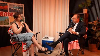 Sophie-Marie Larrouy et François Hollande dans le podcast « À bientôt de te revoir ».