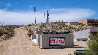 Une pancarte de protestation est visible sur une route menant au parc national de Big Bend, dans le sud du Texas, le 15 août 2026.