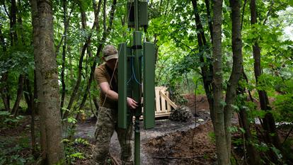 L’antenne d’un Azimuth, un système portable produit par le fabricant ukrainien Kvertus, permet de détecter dans un rayon de 35 km les drones ennemis. Une autre antenne peut prendre le relais et les faire tomber.