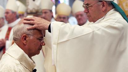 Monseigneur Stanislas Lalanne (à gauche), ancien secrétaire général de la conférence des Évêques de France, ordonné évêque de Coutances et Avranches par le cardinal Jean-Pierre Ricard (à droite), le 3 juin 2007 en la cathédrale de Coutances.