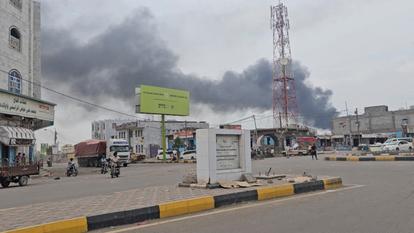 De la fumée s’élève du port de Mokha (Yémen) à la suite de ce que l’armée yéménite présente comme une attaque des Houthis, le 9 août 2026 (image tirée d’une vidéo).
